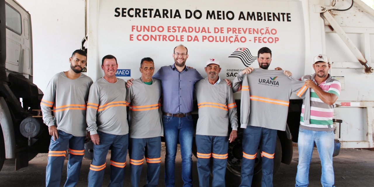  Prefeitura de Urânia entrega uniformes para coletores de lixo