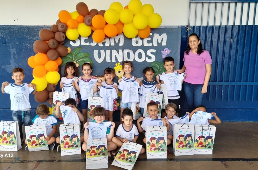 Secretaria de Educação de Urânia realiza entrega de uniformes e kits escolares aos alunos do município